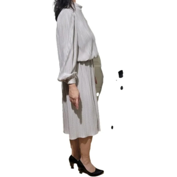 ❤️ 3 for $35 VINTAGE Daniel marshall champagne long sleeve pleat flowy dress S - Picture 13 of 14